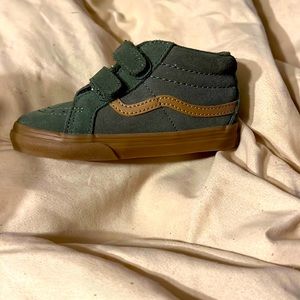 Worn a couple of times in very good condition still look brand new with the box